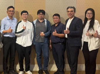 數據雲集團執行長元永騰、技術暨營運總經理呂宜蓁與中原創創社學生於成果發表現場合影。