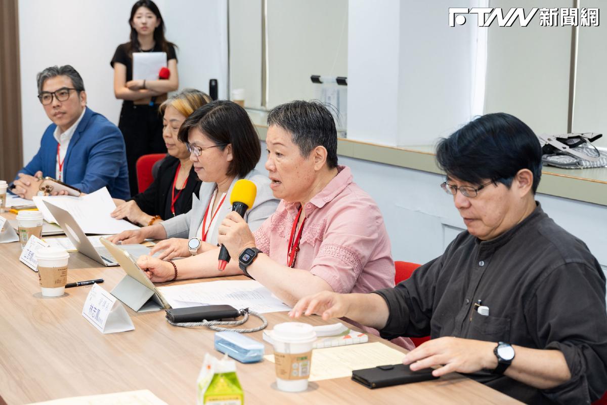 數據雲集團執行長元永騰（左一）出席世新大學「2026 資訊與傳播學術研討會」企業論壇，與產學界代表交流。